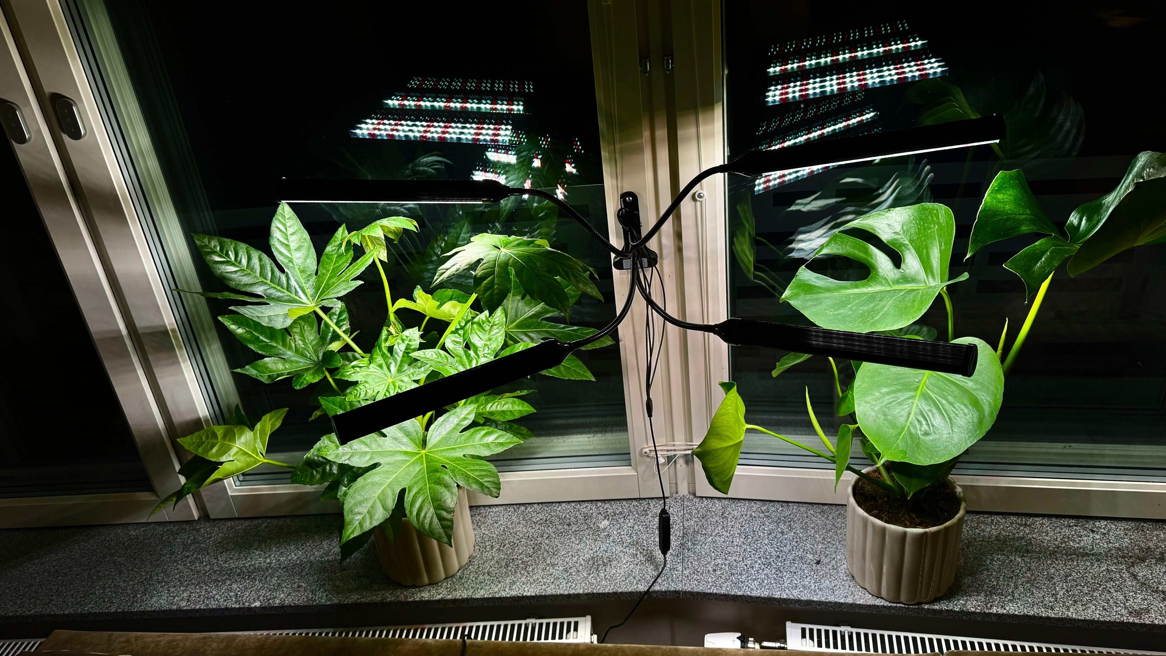 Smoothcrops växtlampa LED lampa med justerbara armar belyser växter vid fönster.