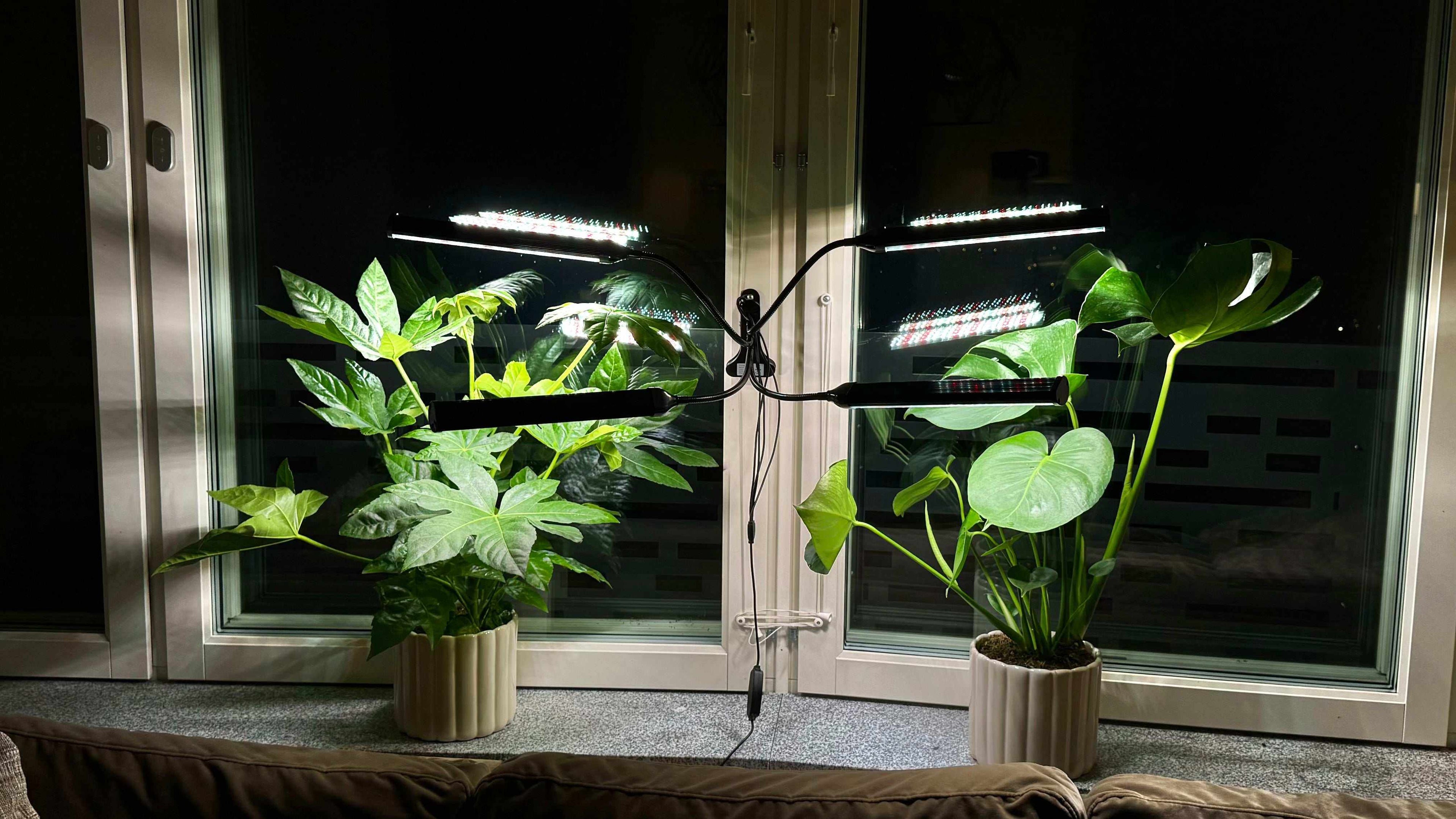 Smoothcrops växtlampa with adjustable arms providing full-spectrum LED light for indoor plants.
